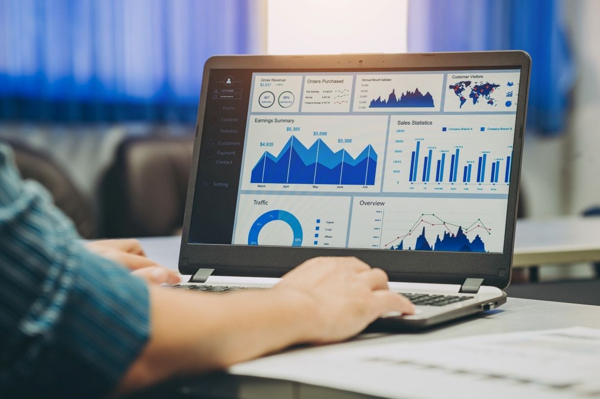 Laptop con dashboards de analíticas
